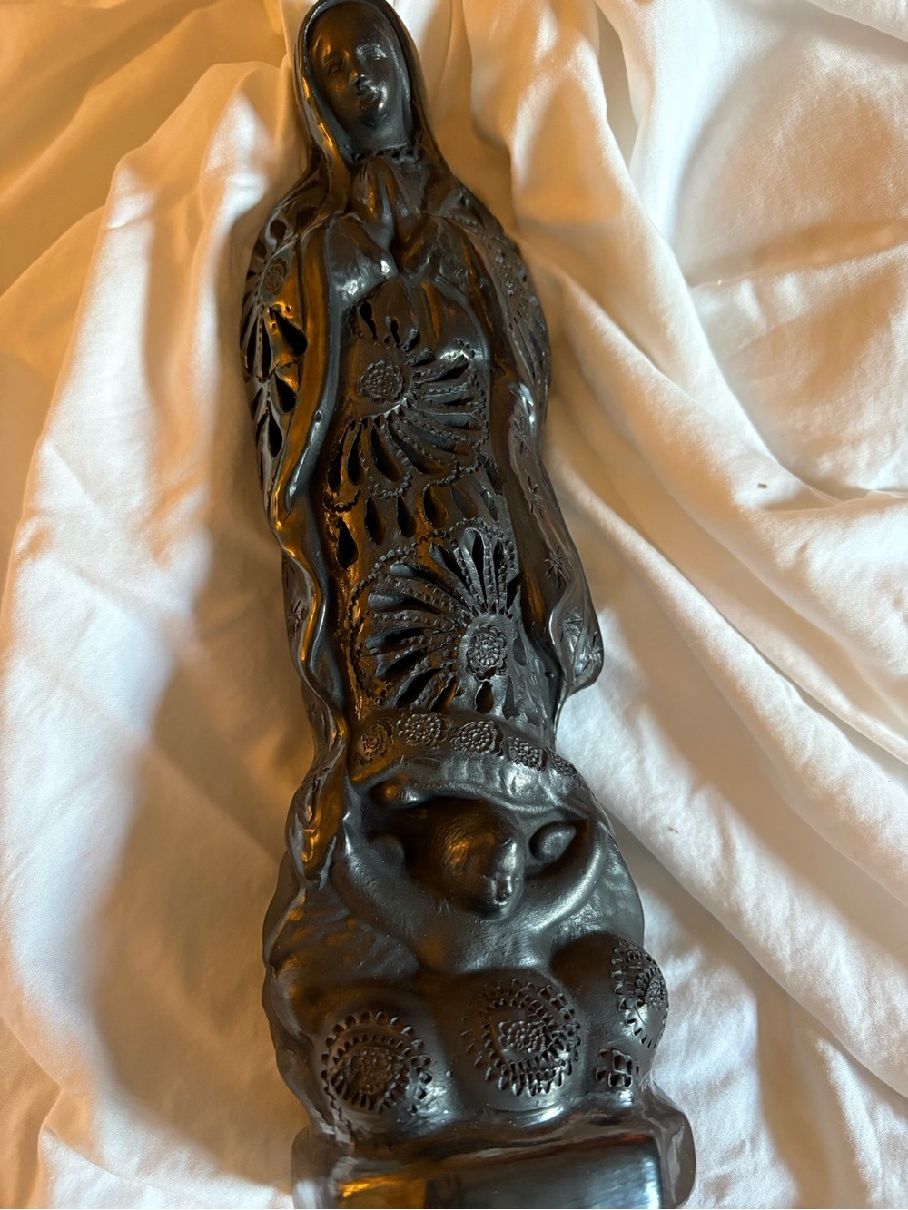 Praying Madonna Sculpture in Black Clay. Made in Mexico. - Picture 4 of 7